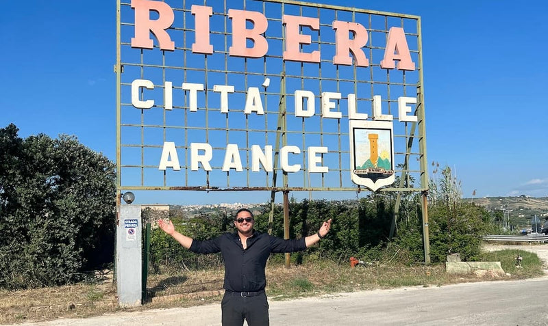 Carlo vor dem Eingang von Ribera