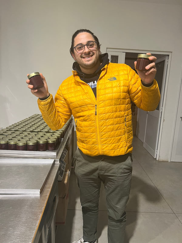 Giancarlo bei der Feinkost herstellung