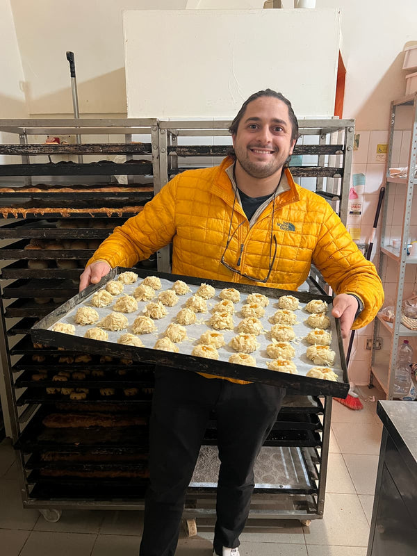 Giancarlo bei der Gebäck produktion