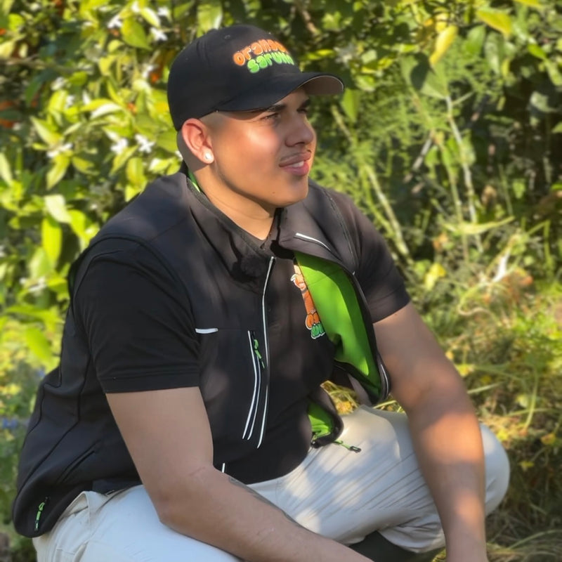 Pietro auf den Feldern mit einer Orangenkiste