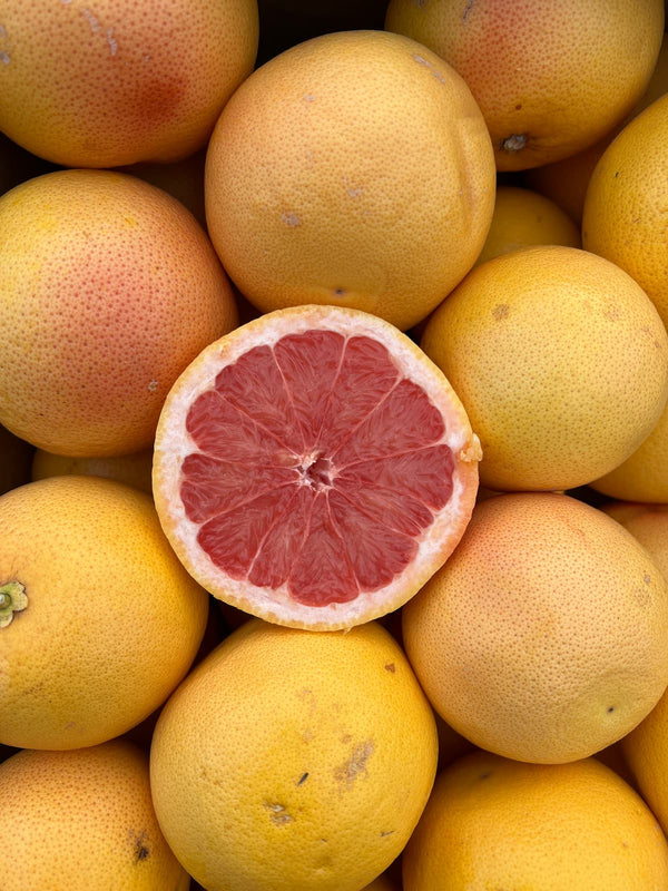 Aufgeschnittene pinke Grapefruit