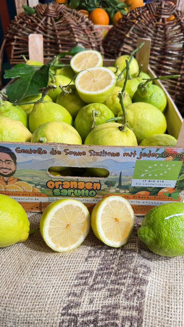 Zitronenkiste mit aufgeschnitten Zitronen