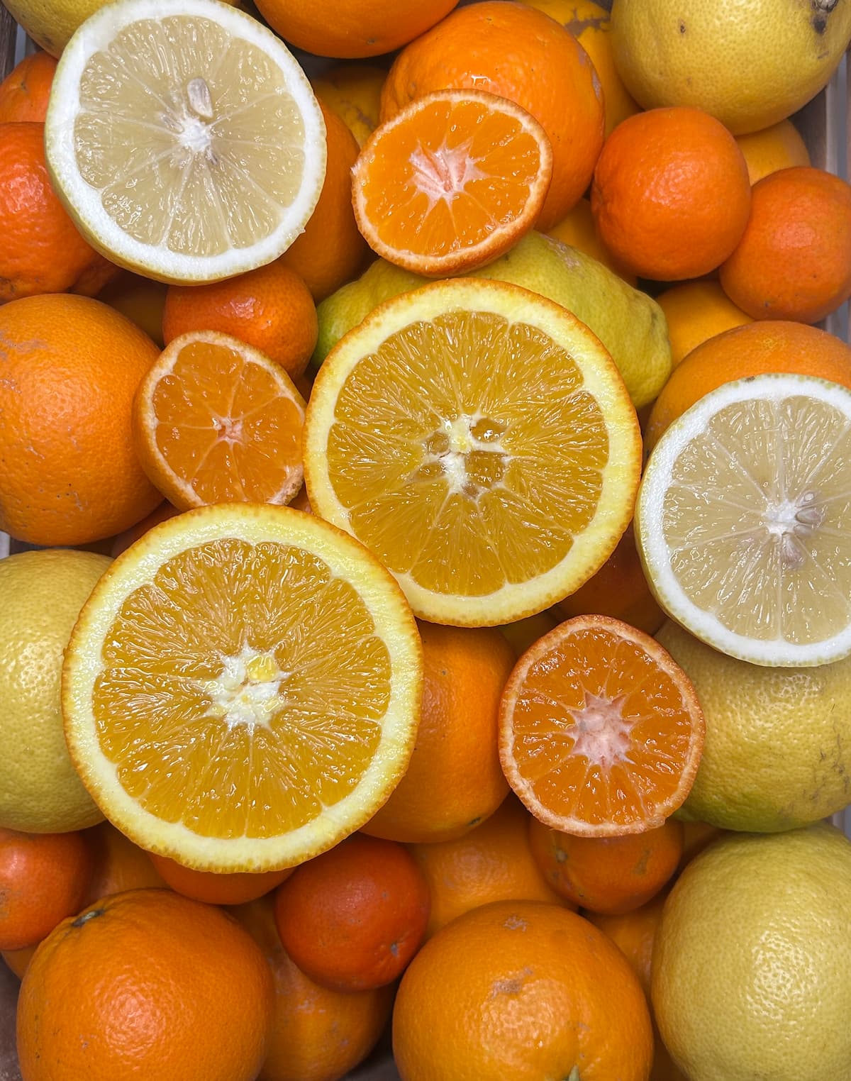 Zitrusmix Kiste aufgeschnittene Früchte